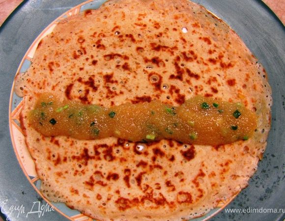 Предлагаю вариант начинения икрой  
Значит так. Кладете блин на тарелку.
Накладываете икру полоской немного сместив от середины (у меня сантиметра два толщиной, т.к. икра малосольная и очень хорошо... усваивается  )