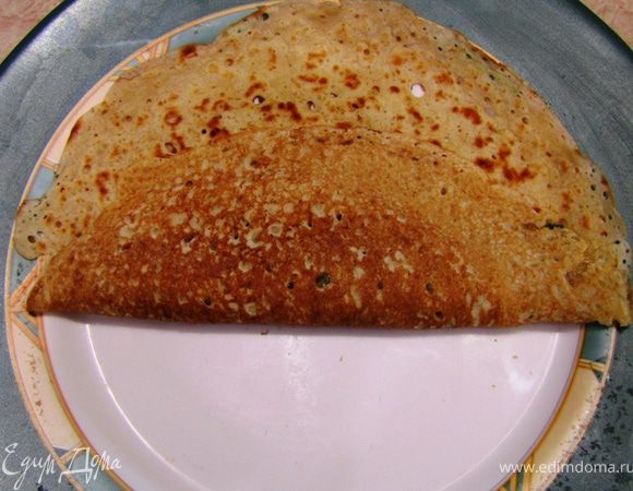 Накрываете икру блином.
Затем заворачиваете в трубочку.