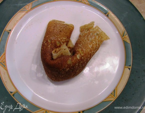 А чтобы потом при откусывании икра не вытекла, складываете получившуюся трубочку пополам. Откусывать надо сверху одновременно от обоих концов  
Приятного аппетита!