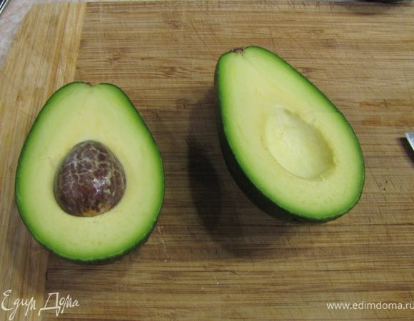 Приготовление очень простое. Для тех, кто не знает, как разделаться с авокадо,  рассказываю. Разрежьте авокадо вдоль вокруг косточки. Поверните половинки авокадо, чтобы одна из половинок отделилась.