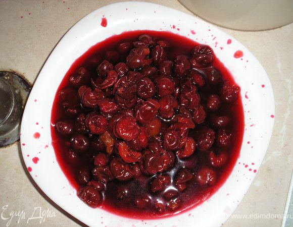 Тем временем приготовить вишни - если с косточками, то косточки вынуть. слить образовавшийся сок. У меня были мороженые вишни, с косточкой примерно 800-900грамм. очищенных думаю грамм 600, чем больше вишен - тем вкуснее.