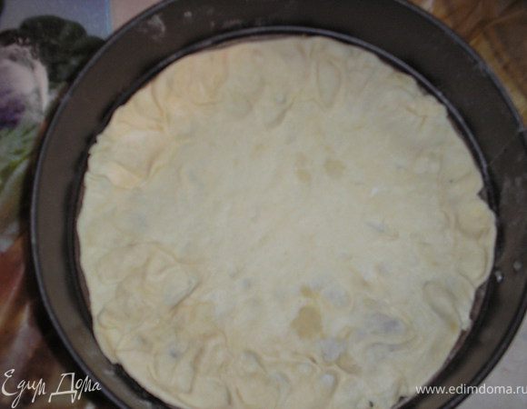 Берем одну часть и раскатываем , у меня была круглая форма 26 см, корж получается тонким. Выкладываем в форму, застеленную пергаментом.