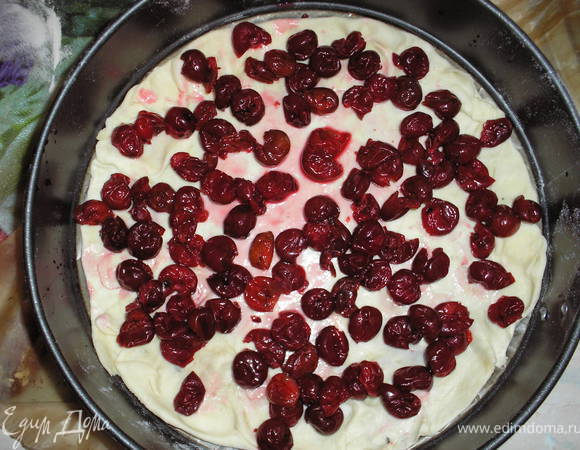 Сверху выкладываем 1/3 часть вишен.