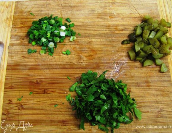 Если говорить о принципах приготовления, то здесь используется горячие обжаренные кусочки мяса, гуакамоле, смешанный с остальными ингредиентами и все это завернутое в подогретую тортилью (таким образом можно готовить большое количество различных начинок, которые будут разнообразить ваш стол, при этом не требуя больших усилий).
Порежьте всю зелень и огурцы маленькими кубиками.