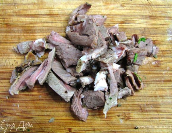 Порежьте на небольшие полоски или кусочки готовое мясо.