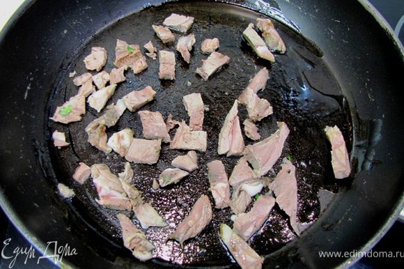 Плесните пол чайной ложки растительного масла, разогрейте его и положите в сковороду мясо.