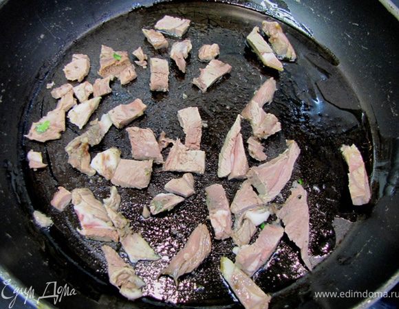 Плесните пол чайной ложки растительного масла, разогрейте его и положите в сковороду мясо.