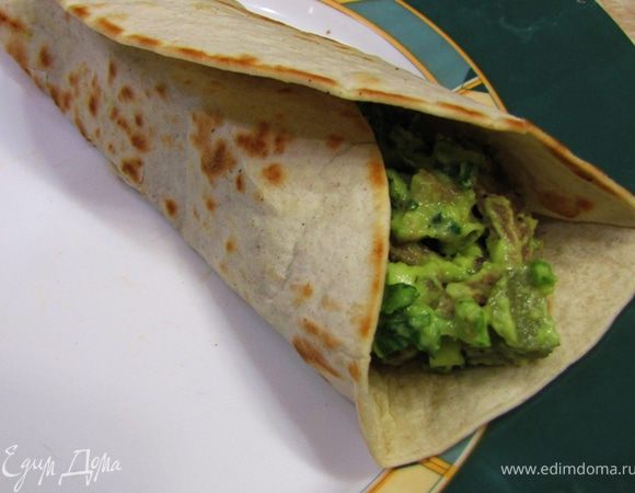 Сверните тортилью, сложите их на тарелке.
Тортильи очень вкусно есть с пивом (можно даже с имбирным пивом)