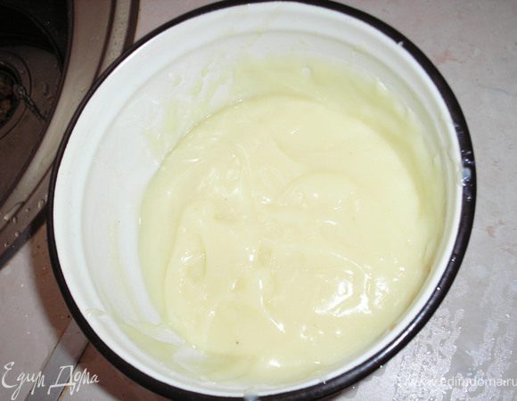 Готовим крем:
200 молока смешиваем с сахаром и доводим до кипения. 100 мл холодного молока перемешиваем с мукой и желтками, выливаем в кипящее молоко, несколько минут варим.