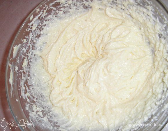 Остывший заварной крем взбиваем с маслом.