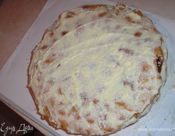 Перемазываем наши коржи- ставим первый корж, на него крем; второй корж - крем, третий корж и тоже немного крема.