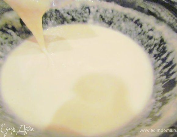 Сыворотку подогреть до теплого состояния и всыпать в нее муку. Хорошо перемешать, тесто должно получиться густым и льющимся. Добавить соль, сахар, соду и масло. Все хорошо перемешать. Дать постоять минимум час. Мое тесто стояло часа 3 (оно как живое и напоминает дрожжевое, хотя оно и не поднимается, но в нем постоянно что-то происходит - пузырьки появляются-лопаются).