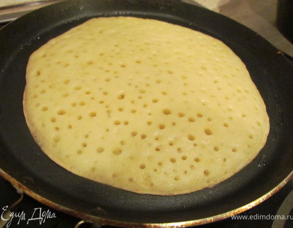 Жарим наши блинчики на хорошо разогретой сковородке с минимальным добавлением масла и ПОД КРЫШКОЙ.