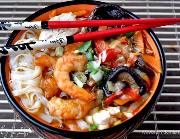 Процеженный бульон довести до кипения, добавить пасту мисо, рисовый уксус, овощи с грибами, нарезанную куриную грудку, варить при слабом кипении 5 минут. Добавить по вкусу соевый соус, сахар. В глубокие пиалы выложить рисовую лапшу Фо, по 3-4 креветки с чесночным соусом, залить бульоном с овощами, грибами и курицей, посыпать зеленым луком и подавать. Приятного аппетита!