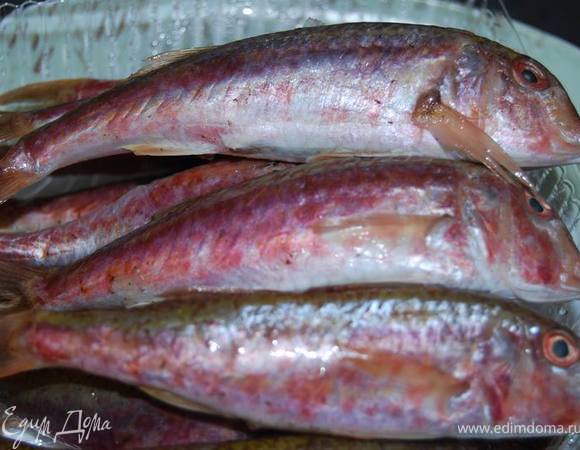 Подготовим рыбу. Барабулька (она же султанка) - одна из самых любимых в нашем рыбном меню. Сладкая, мясистая, ароматная... Ну что говорить - лучше приготовить и понять это в очередной раз! 