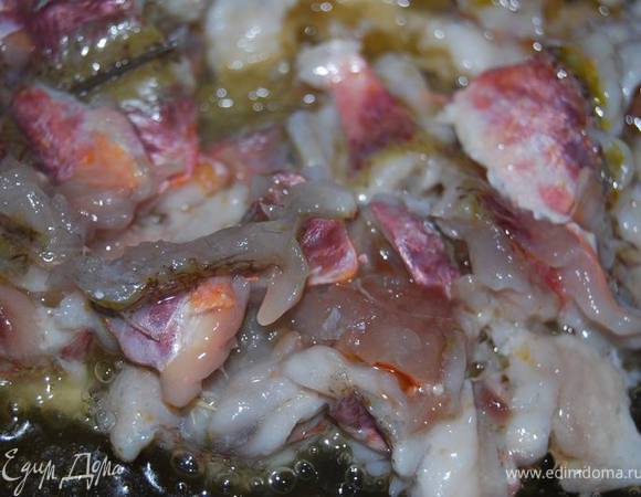 Обжарить в раскаленном масле.