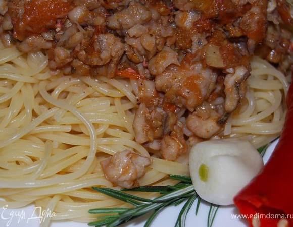  Сварить пасту. Выложить готовый рыбно-томатный соус на пасту и сразу же приступать к ужину. :)