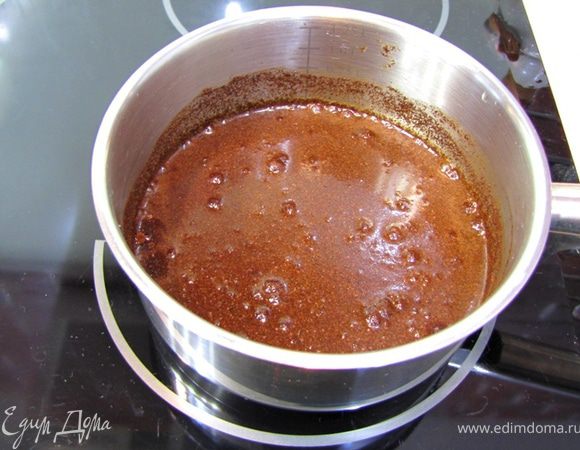 Вначале приготовьте кофе. Если хотите получить лучший результат, кофе надо сварить. Не бойтесь готовить кофе. Я приведу пример варки, который позволит любому приготовить весьма неплохой кофе.
Итак, берем посуду (я взял маленький сотейник, т.к. моя плита "не признает" турки), наливаем 250 мл холодной чистой воды, кладем туда 2 столовые ложки сахара, кладем 2 столовые ложки (с горкой) качественного молотого кофе (лучше, если вы купите кофе в зернах и сами его перемелите), размешиваем так, чтобы кофе весь намок ("растворился"). Включаете огонь выше среднего.