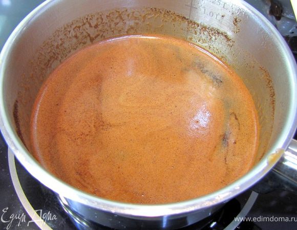 С этой минуты ни на шаг в сторону, пока кофе не приготовится.
Помешивайте кофе и следите за закипанием. Как только кофе начнет закипать (появятся первые пузыри) снимите посуду с огня и дайте осесть пузыркам.
Поставьте второй раз на огонь. После появления новых пузырьков снова снимите с огня. После оседания всех пузырьков поставьте кофе в третий раз и как только снова начнет закипать - снимите кофе с огня уже окончательно. Очень важно, чтобы кофе не кипел, а только начинал закипать. За счет той процедуры, которую я описал даже в посуде, не предназначенной для заваривания кофе достигается весьма неплохой результат (это очень скромно  ). Т.е. снизу закипает, пузырки перемешивают жидкость и за эти пару минут кофе полностью и равномерно прогревается и отдает весь свой запах и вкус. При этом кофе не нагревается выше 95 градусов, как и положено. Оставьте кофе, чтобы все взвеси осели.