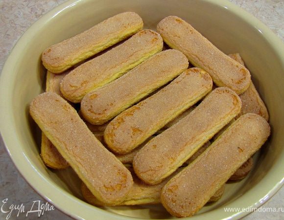 Бисквитные палочки. 
Сложите бисквитные палочки в форму. У меня - круглая керамическая форма для запекания диаметром около 22 сантиметров. Можно использовать обыкновенный прямоугольный пластиковый контейнер соответствующей формы. Уложите палочки в два ряда, Можете ломать палочки, если у вас получаются пустоты.