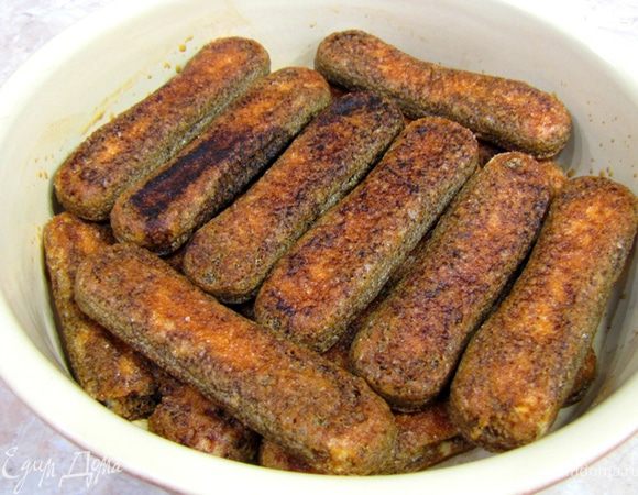 Полейте каждую палочку остывшим кофе, чтобы все палочки смочились им. Палочки выступают как губка и впитают в себя весь кофе. Чтобы избавиться от гущи кофе я предварительно перелил кофе через мелкое сито для муки.