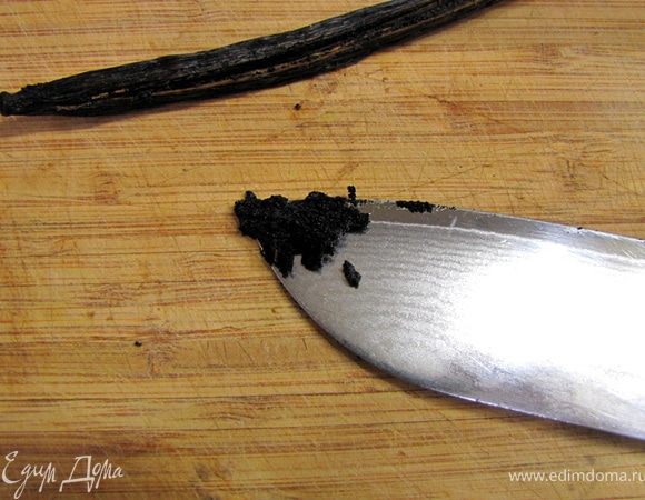 Крем
В данном случае крем делается значительно проще классического рецепта.
Положите Маскарпоне в глубокую посуду, насыпьте две столовые ложки сахара и размешайте. Смесь будет очень густой.
Далее, разрежьте вдоль стручок ванили. Лезвием ножа выскоблите из обоих половинок семена. Это и есть ваниль. Эту ваниль положите в Маскарпоне.