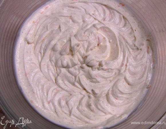 Возьмите венчик и начните взбивать, потихоньку наливая в сыр вино. Смесь может получиться жидкой, но не волнуйтесь. Теперь просто взбивайте сыр и через пару минут смесь станет по консистенции как сметана. Плесните пару ложек апельсинового сока в сыр. Имейте ввиду, что от сока сыр может свернуться и вам придется все выкидывать. Поэтому не больше двух столовых ложек.