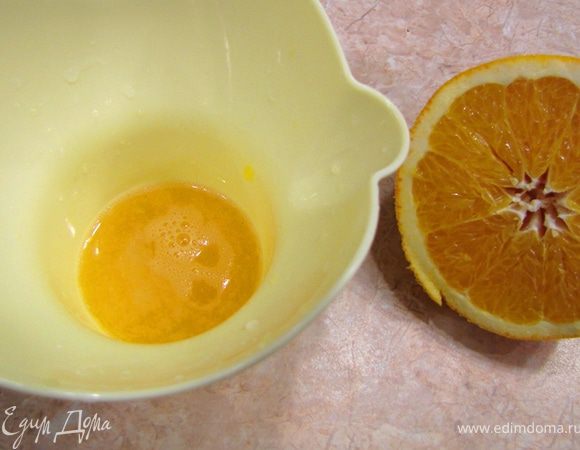 Формирование Тирамису
Возьмите форму с палочками и полейте оставшимся апельсиновым соком каждую палочку.