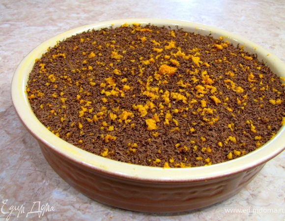 На мелкой терке натрите сверху шоколад. Для этого можно использовать картофелечистку. Тогда получится стружка. Поверх всего посыпьте апельсиновой цедрой.