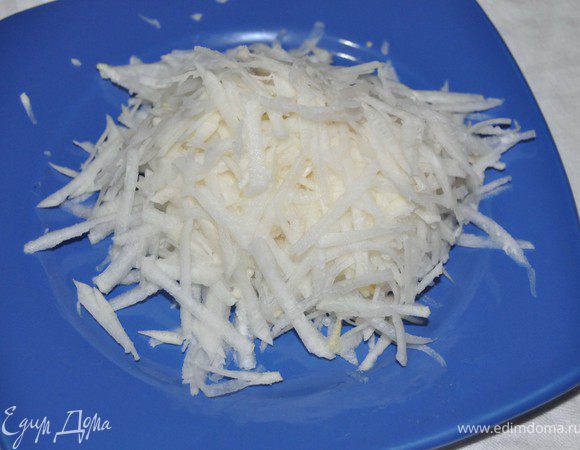 Натереть на терке редьку