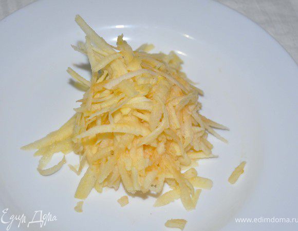 Натереть яблоко