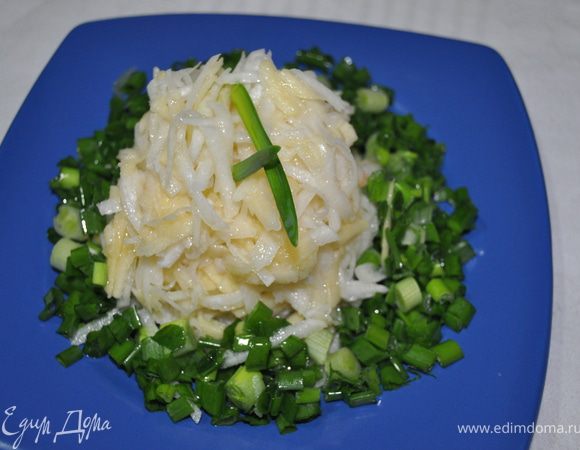 Смешать яблоко,редьку,лук, посолить и добавить сахар, уксус.