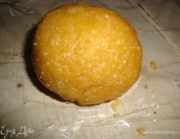 тесто скатать в шар и завернуть в пищевую пленку. Хранить в холодильнике. Использовать как основу для тарта или пирога.