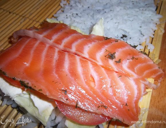 Сверху выложить ломтики свежего филе лосося, нарезанное толщиной около 5 мм.