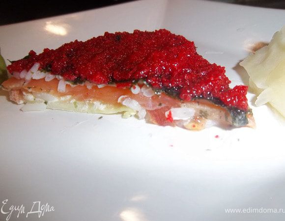 Острым ножом нарезать готовый сэндвич на 4 части. Резать нужно по диагонали, чтобы получились роллы в форме «треугольником». Украсить икрой летучей рыбы.