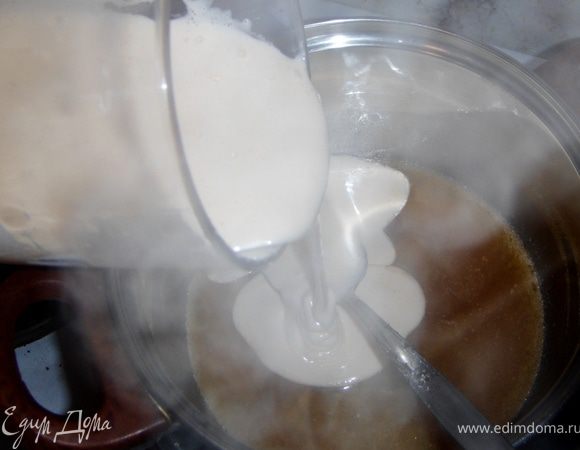 Яйца взбить с сахаром, добавить в сироп с маслом. Добавить соду.