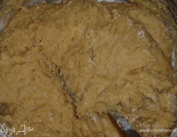 Снять с огня и продолжать размешивать ещё около минуты, затем ввести ликер. Добавить муку, быстро замесить тесто.