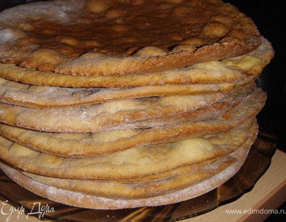 Разделить тесто на 10 равных частей, раскатать и испечь до золотистого цвета. Коржи пекутся очень быстро.