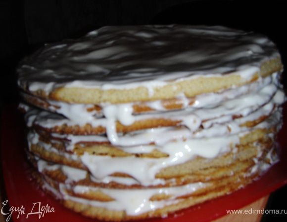 Взбить сметану с сахаром, до полного растворения сахара, добавить натертую на самой мелкой терке цедру лимона. Отложить самый неудачный корж для крошки. Промазать 9 коржей кремом. Сложить и оставить на ночь в холодильнике, чтобы крем впитался и коржи размягчились.