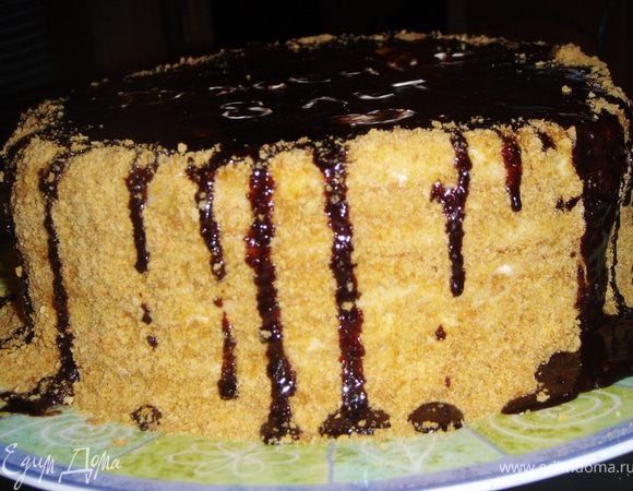 Обрезать неровные края. Измельчить корж для обсыпки. Смазать торт по бокам кремом и обсыпать крошкой. Сверху украсть глазурью: Смешать все ингредиенты, при помешивании довести до кипения и украсить торт.