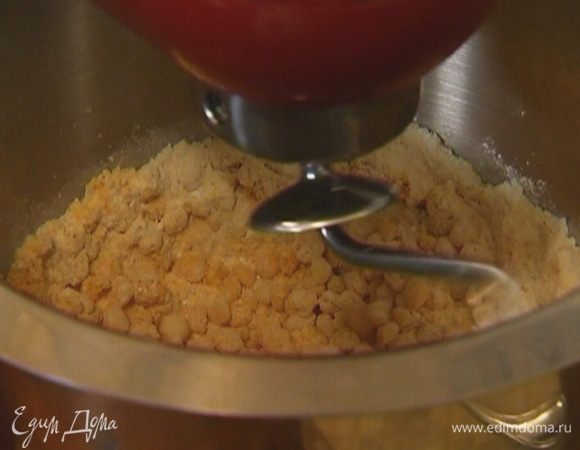 Кукурузу, поленту, муку, разрыхлитель, сахар и соль вымешать в комбайне насадкой для теста.