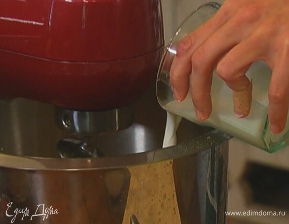 Влить молоко, добавить яйцо и еще раз перемешать.