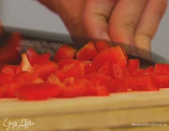 Сладкий перец, удалив плодоножку с семенами, нарезать маленькими кубиками.