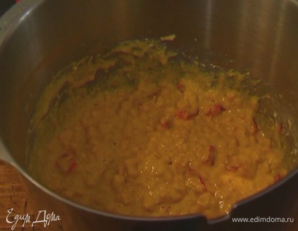 Добавить перец в тесто и еще немного вымешать все в комбайне.