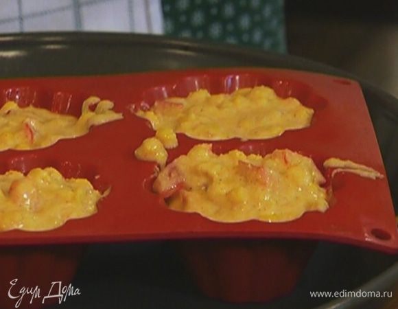 Формочки для маффинов смазать оливковым маслом и разложить в них тесто.