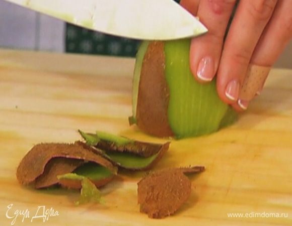 Киви очистить от кожуры.