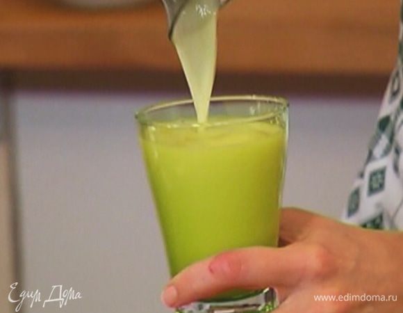 Пропустить киви, виноград и лимон с кожурой через соковыжималку.