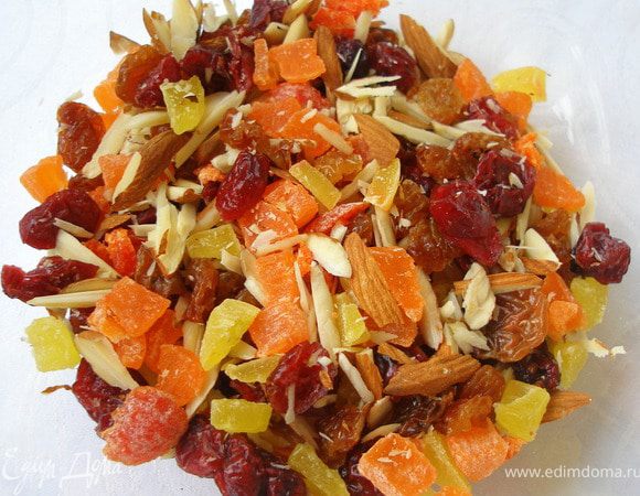 Смешать миндаль, клюкву, изюм, цукаты. 