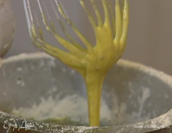 Не прекращая взбивать, ввести оливковое масло, разрыхлитель, грецкие орехи и муку. 