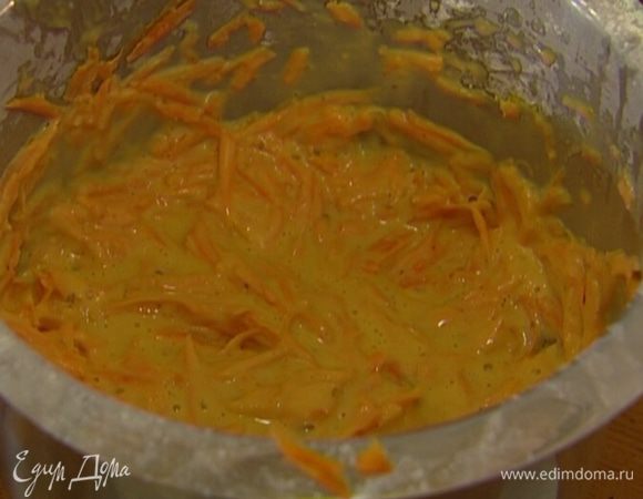 Влить в полученную массу сок апельсина, всыпать натертую морковь с цедрой и все перемешать. 